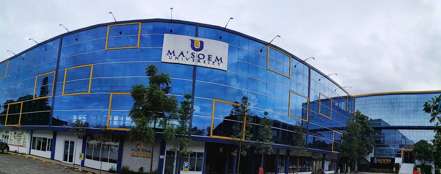Mahasiswa Karyawan dan Seni Menulis Skripsi di Tengah Malam